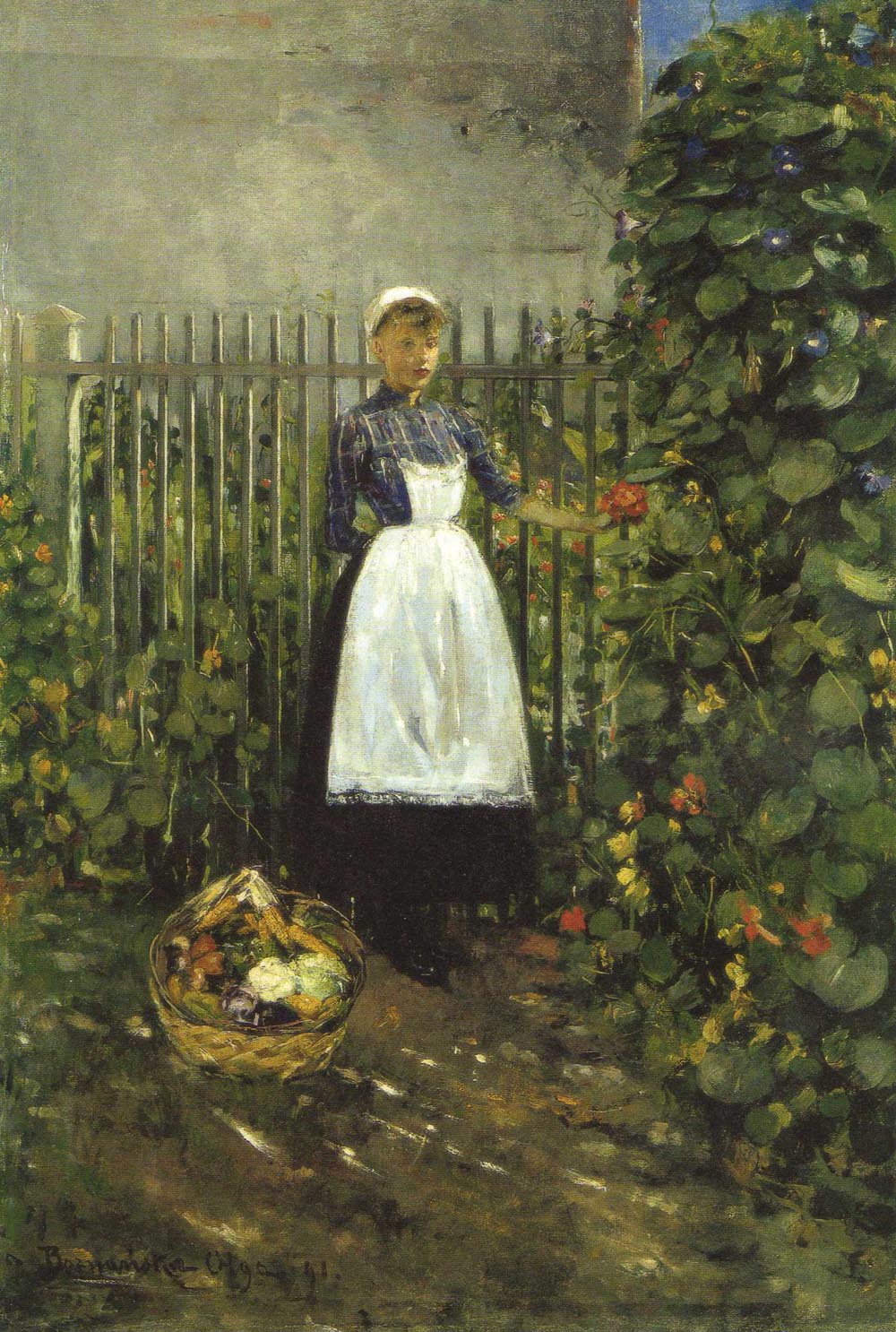Dziewczyna z koszem jarzyn w ogrodzie
